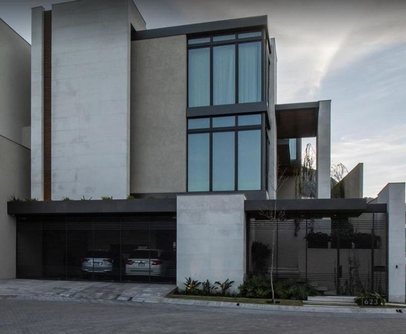 Fachada de concreto con ventanas negras